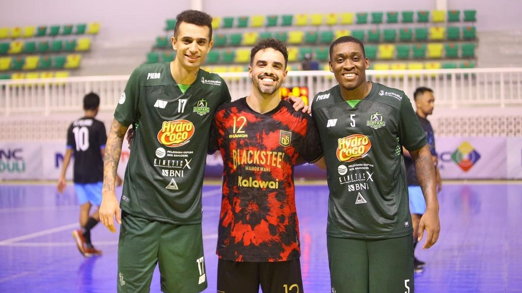 Tiga pemain asing asal Brasil di Pro Futsal League 2021. Diego Rodrigo (tengah) untuk Black Steel Manokwari dan ada Edison Machado (17) serta Carlos Eduardo (5), Januari 2022.