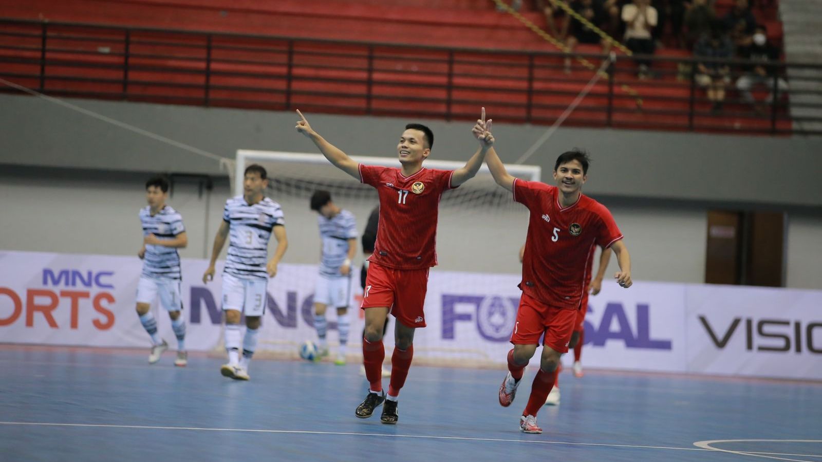 Subhan Faidasa (17) merayakan golnya bersama Dewa Rizki (5) untuk timnas futsal Indonesia ke gawang Korea Selatan pada MNC International Futsal Cup 2022 di GOR Amongrogo, Yogyakarta, 6 September 2022.