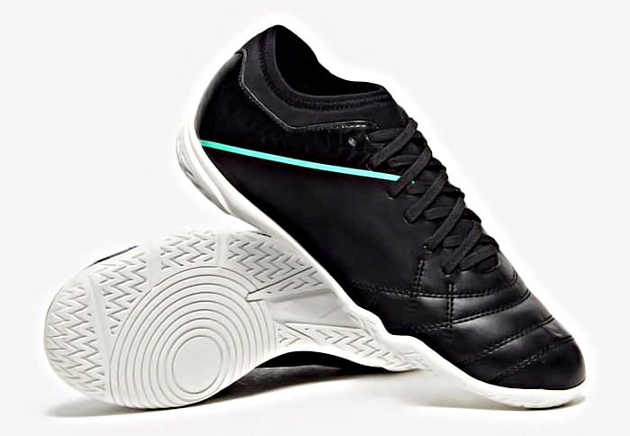 Contoh sepatu futsal dengan jenis sol Indoor Court (IC).