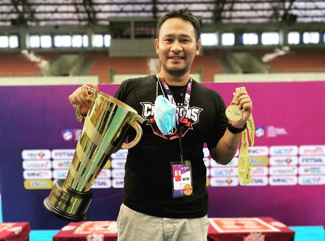 Rakhpol Sainetngam berpose dengan trofi Pro Futsal League 2020 usai membawa Black Steel juara