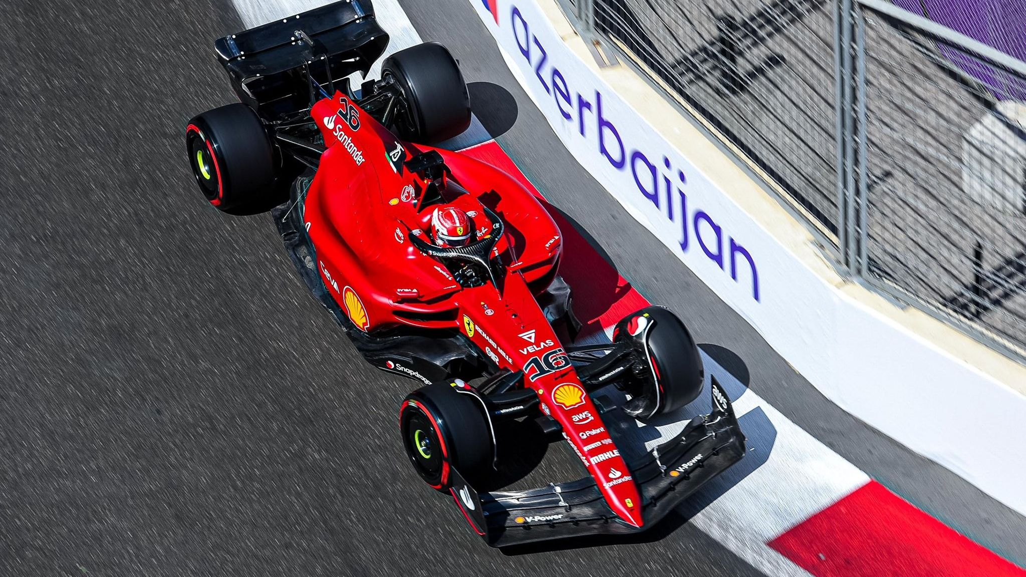 Pembalap Ferrari, Charles Leclerc, saat melintasi salah satu sudut Sirkuit Kota Baku dalam sesi latihan bebas ketiga F1 GP Azerbaijan 2022 yang digelar Sabtu (11/6/2022).