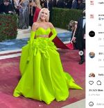 Usia 52, Gwen Stefani Pamer Abs Kencang dalam Gaun Crop-Top Neon di Karpet Merah Met Gala