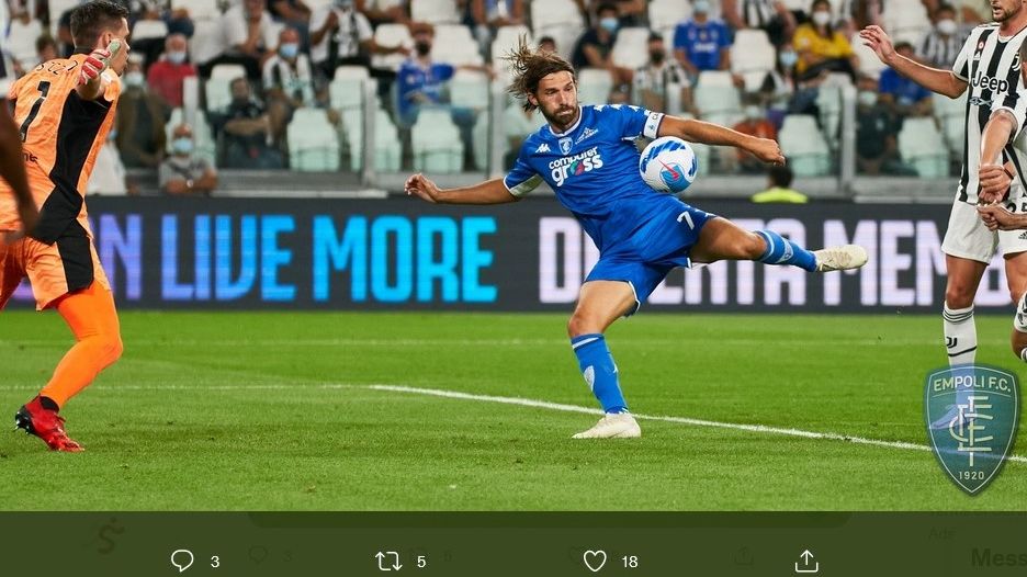 Penyerang Empoli, Leonardo Mancuso, saat melepaskan tembakan ke gawang Juventus, Minggu (29/8/2021) dini hari WIB.