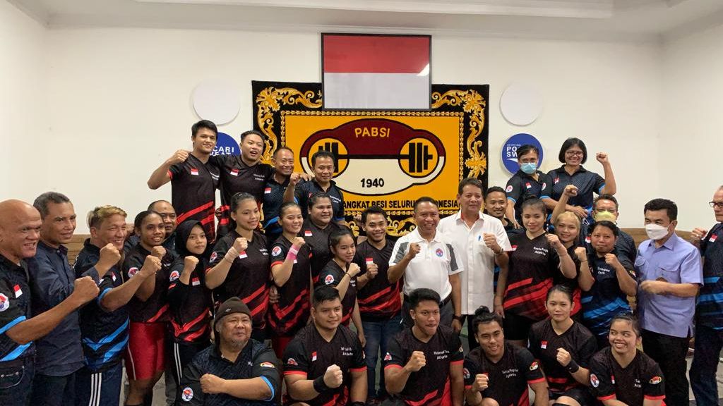 Skuad Angkat Besi Indonesia untuk SEA Games Vietnam 2021 berpose bersama Menpora Zainudin Amali di Pelatnas Angkat Besi, Mess Kwini, Jakarta, Selasa (26/4/2022).