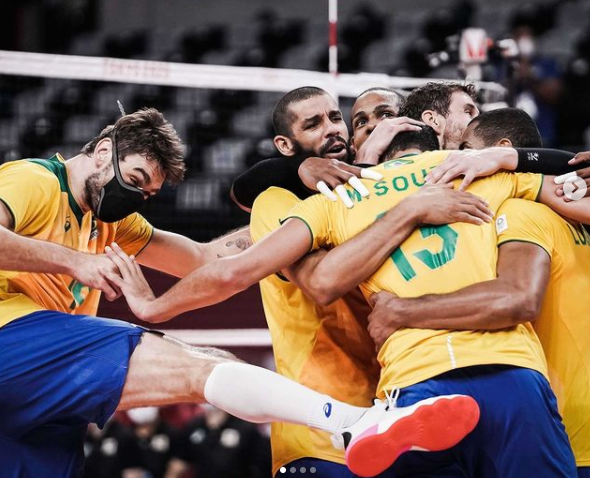 Ekspresi kegembiraan tim voli putra Brasil saat memastikan tiket semifinal Olimpiade Tokyo pada Selasa (3/8/2021).