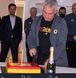 Ultah, Jose Mourinho Malu-Malu Dapat Kejutan dari Pemain AS Roma