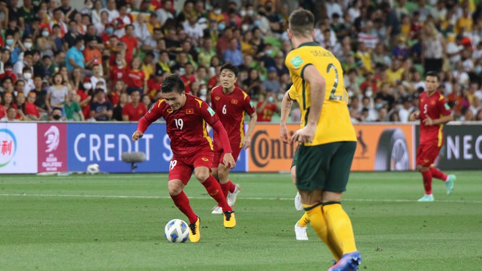 Gelangang timnas Vietnam, Nguyen Quang Hai (19) menguasai bola dalam laga kontra Australia dalam lanjutan putaran ketiga Kualifikasi Piala Dunia 2022 zona Asia di Melbourne, 27 Januari 2021.
