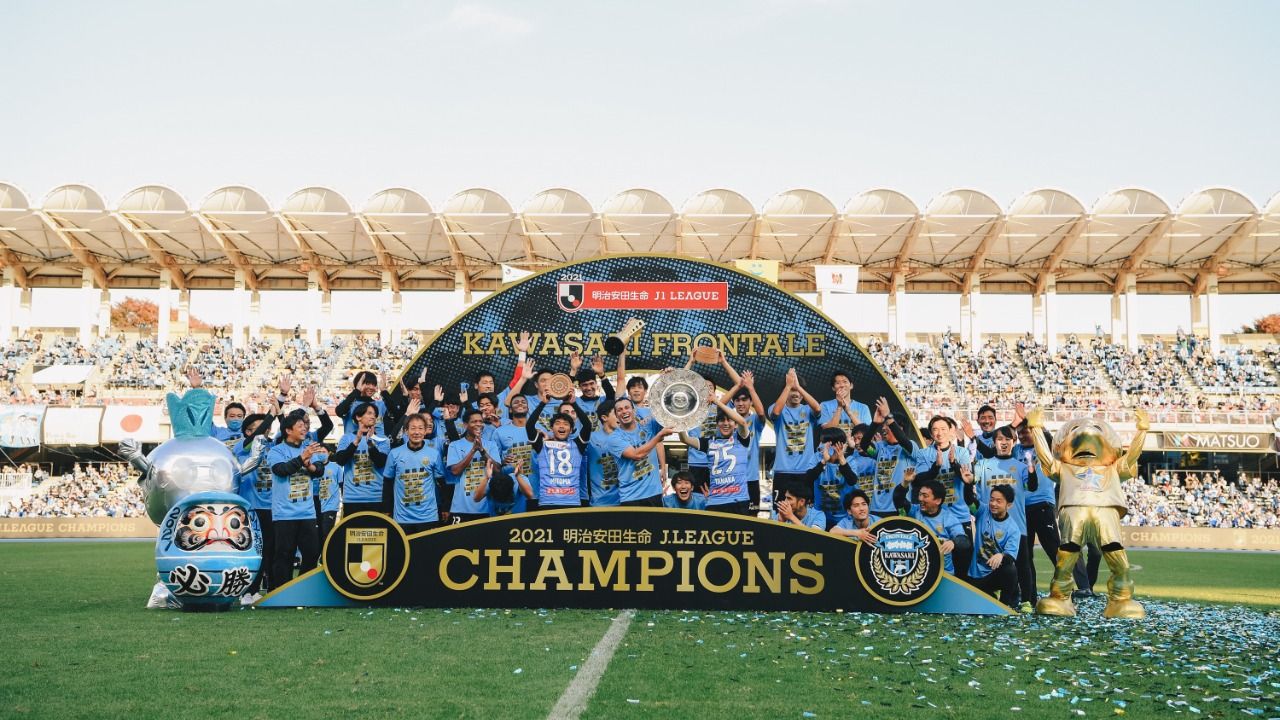 Kawasaki Frontale saat merayakan gelar juara Meiji Yasuda J1 League 2021.