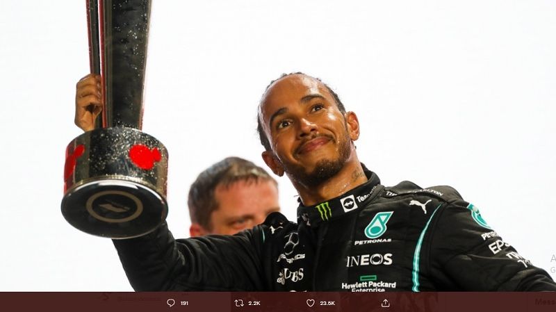 Pembalap Mercedes-AMG Petronas, Lewis Hamilton, meraih kemenangan penting di Sirkuit Losail, Qatar yang menjaga peluangnya untuk jadi juara dunia F1 2021.
