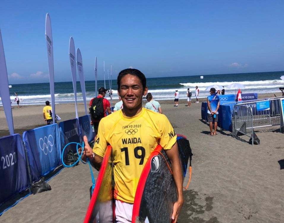 Surfer Indonesia, Rio Waida, saat bersiap turun di Tsurigasaki Surfing Beach dalam putaran pertama cabor selancar Olimpiade Tokyo 2020 yang digelar Minggu (25/7/2021).
