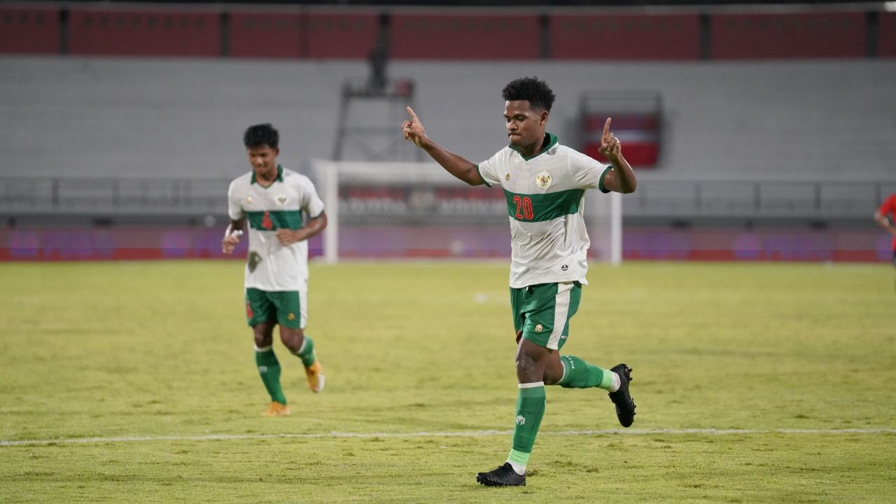 Selebrasi Ramai Rumakiek setelah mencetak gol untuk timnas Indonesia saat mengalahkan Timor Leste dalam uji coba berstatus FIFA Matchday di Bali pada 30 Januari 2021.