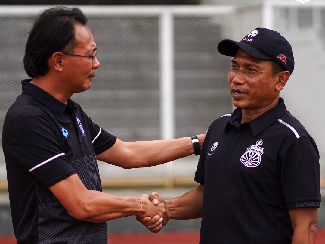 Pelatih Bhayangkara FC, Widodo C Putro (kanan) berjabat tangan dengan pelatih Sabah FC, Ong Kim Swee.