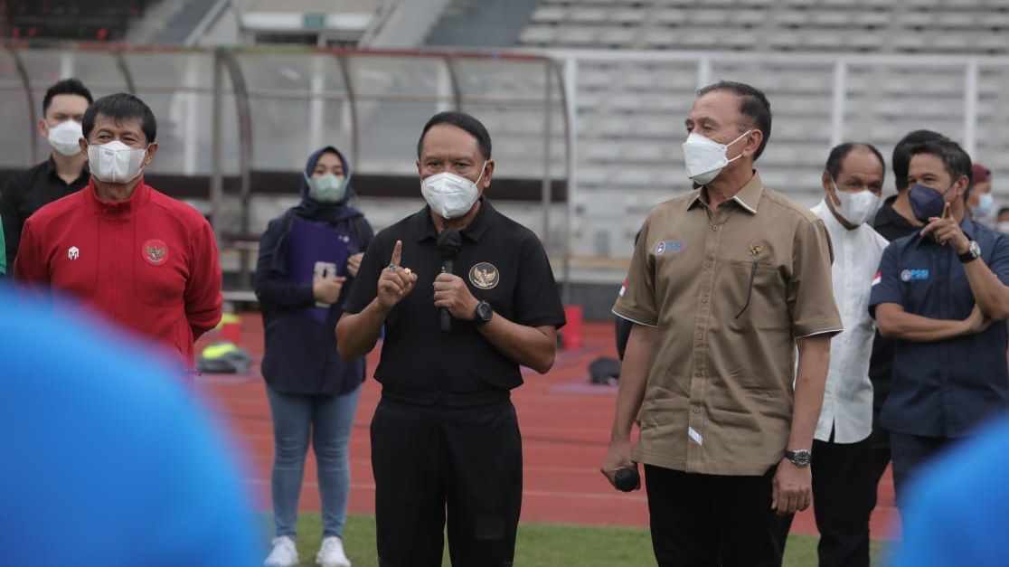 Menpora RI, Zainudin Amali (baju hitam), didampingi Ketua Umum PSSI, Mochamad Iriawan, meninjau pemusatan latihan timnas U-19 Indonesia pada Rabu, 2 Maret 2022.