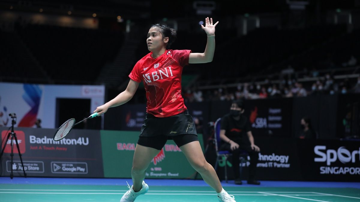 Aksi ganda putri Indonesia, Gregoria Mariska Tunjung, saat tampil pada babak pertama SIngapore Open 2022 yang digelar di Singapore Indoor Stadiumpada Rabu (13/7/2022).