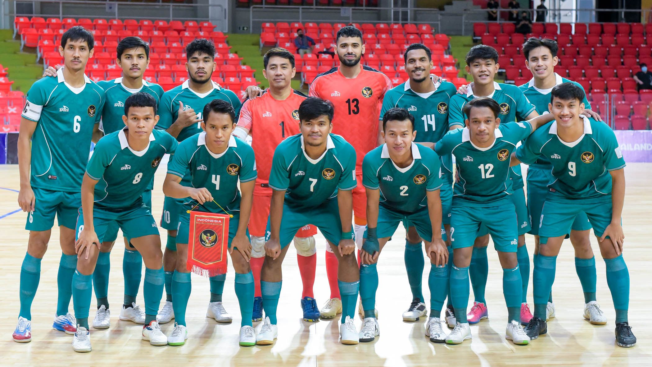 Para pemain timnas futsal Indonesia sebelum laga melawan Malaysia pada fase grup Piala AFF Futsal 2022 di Stadion Huamark Indoor, Bangkok, Thailand, 4 April 2022.