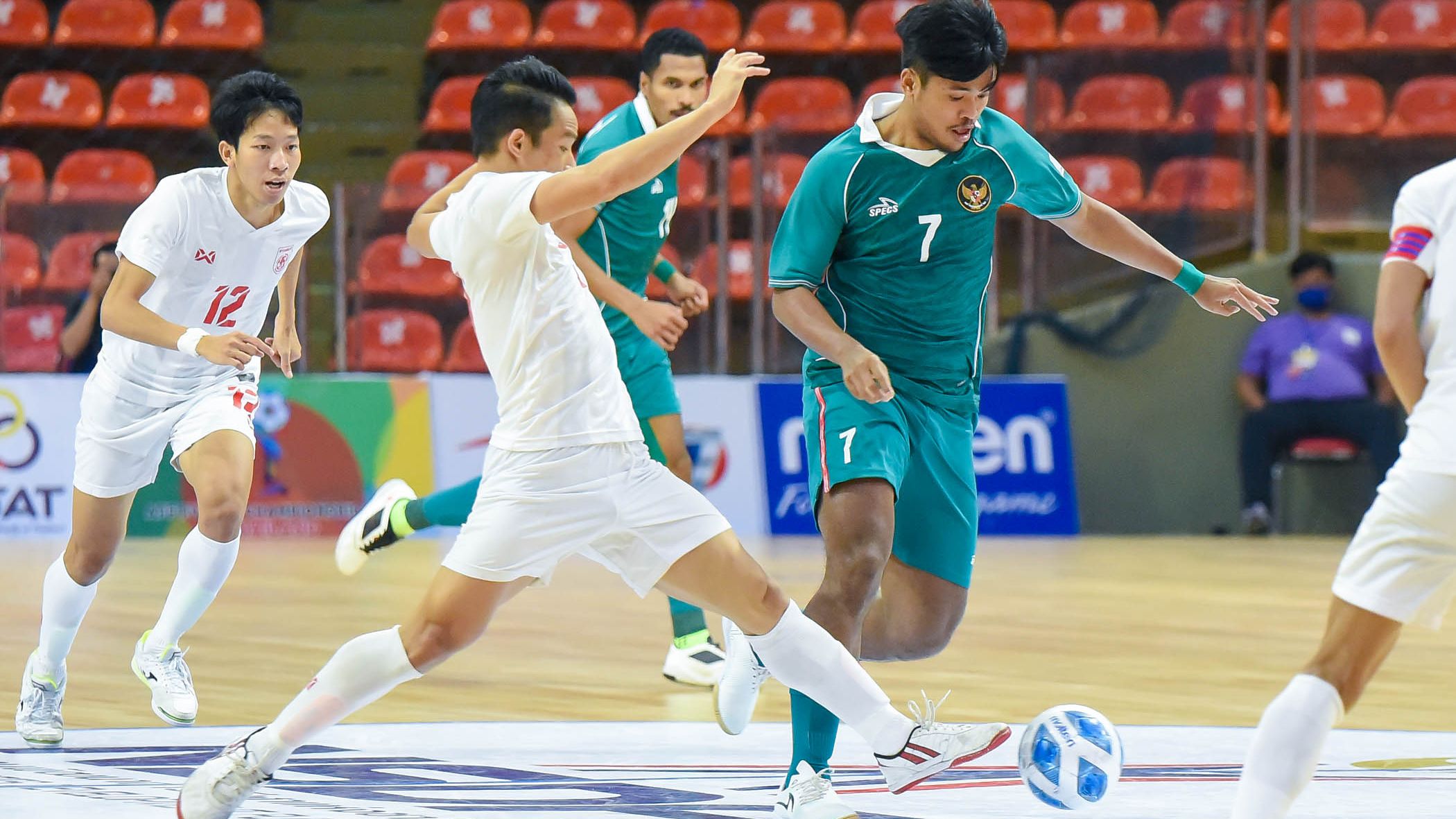 Pemain timnas futsal Indonesia, Syauqi Saud (7), saat menghadapi Myanmar pada semifinal Piala AFF Futsal 2022, April 2022.