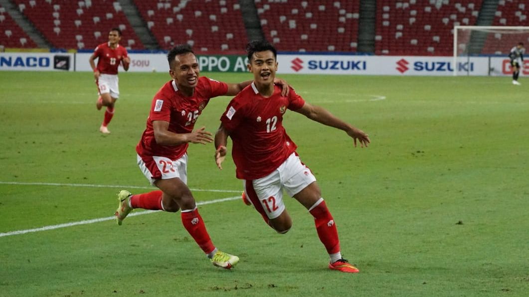 Selebrasi dua pemain Indonesia, Irfan Jaya dan Pratama Arhan (kanan) seusai membobol gawang Malaysia dalam laga Grup B fase awal Piala AFF 2020, 19 Desember 2021.