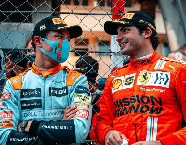 Potret kedekatan Lando Norris (kiri) dan Carlos Sainz Jr meskipun tak lagi satu tim di McLaren pada F1 2021.