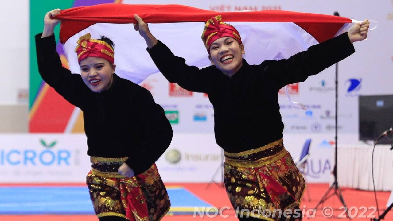 Selebrasi Riska Hermawan dan Ririn Rinasih setelah memastikan diri mendapat medali emas dari cabor pencak silat nomor seni ganda putri pada Rabu (11/5/2022).