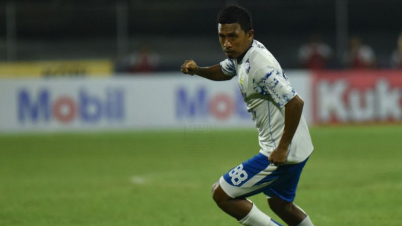 Syafril Lestaluhu saat berseragam Persib Bandung di Liga 1 2021-2022.