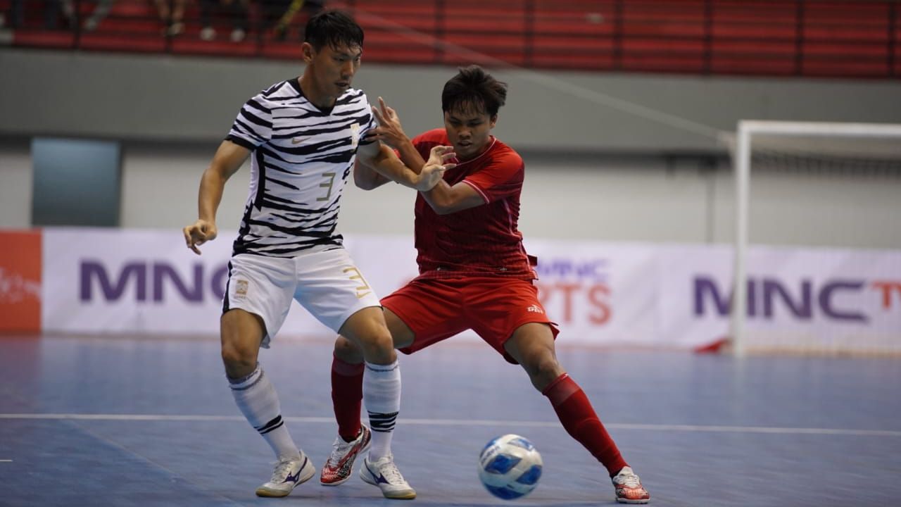 Ryan Dwi Reynaldi (merah) saat membela timnas futsal Indonesia vs Korea Selatan pada MNC International Futsal Cup 2022 di GOR Amongrogo, Yogyakarta, September 2022.