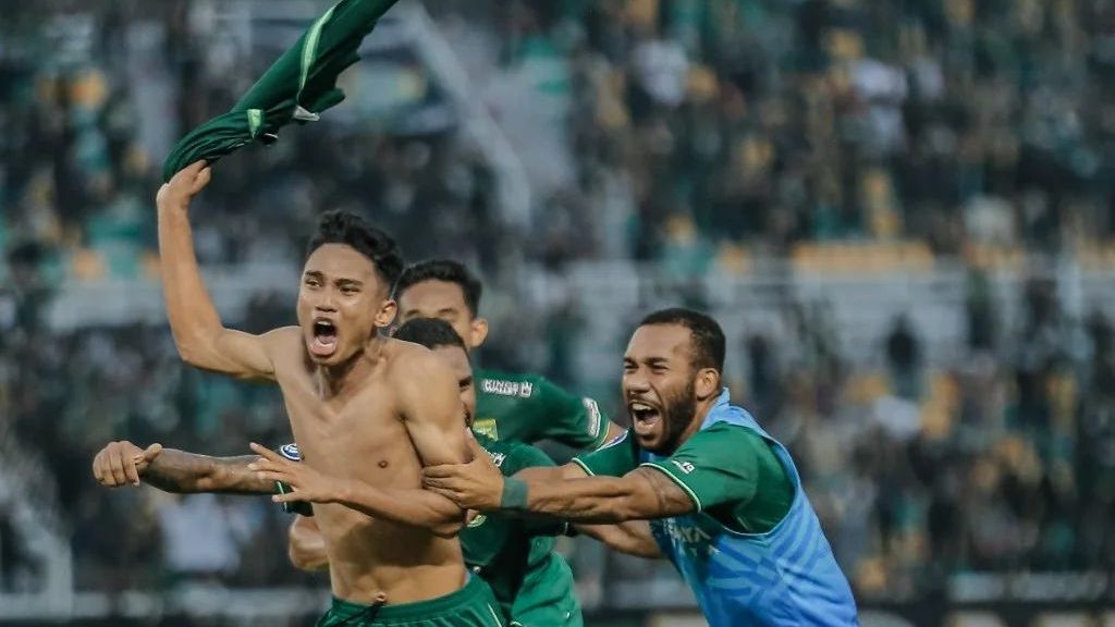 Selebrasil buka kaus Marselino Ferdinan seusai membuat gol tunggal kemenangan Persebaya atas PSIS Semarang dalam laga Liga 1 2022-2023, 23 Agustus 2022.