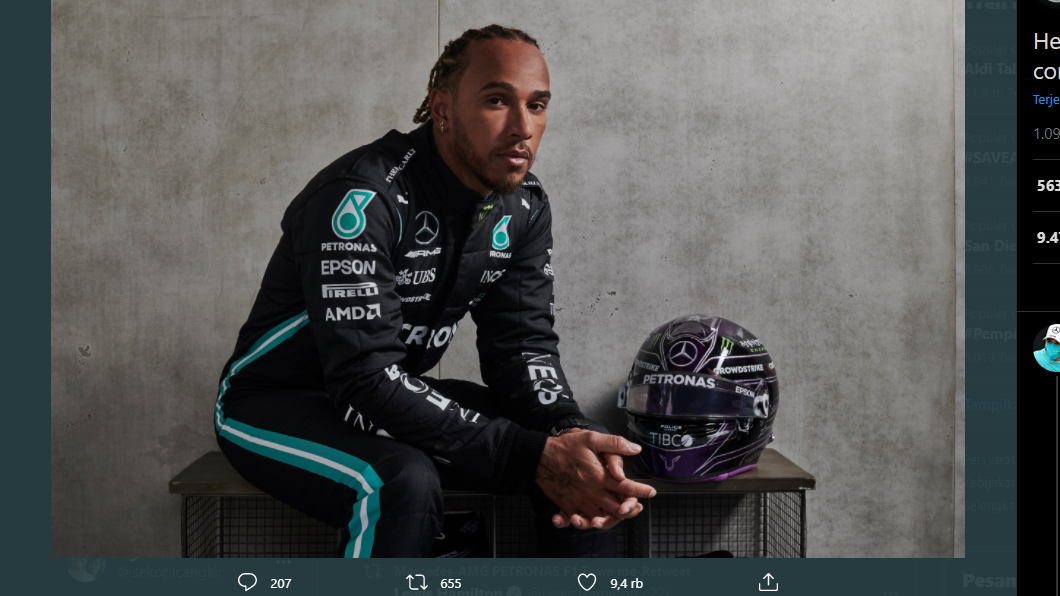 Pembalap Mercedes, Lewis Hamilton, berpose dalam acara peluncuran tim Selasa (2/3/2021).