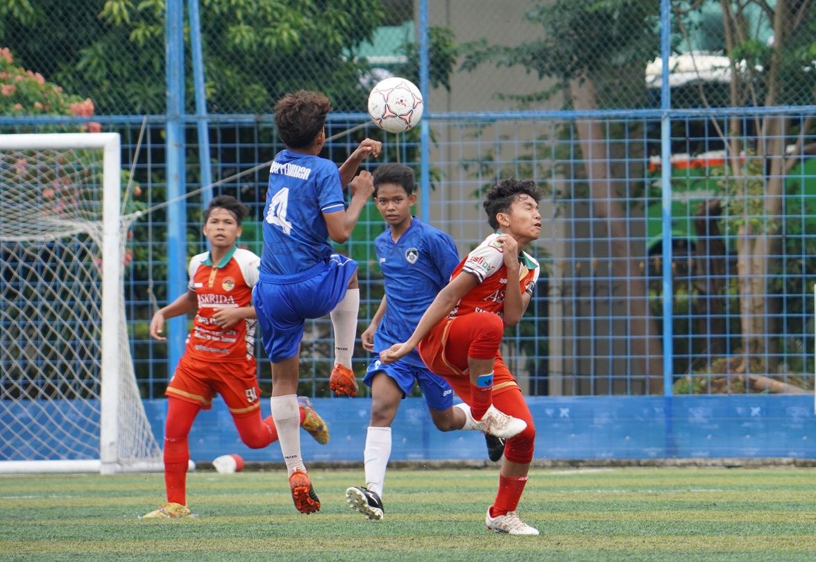 Duel pemain SMPIT Taruma dan ASAD 313 di laga Liga TopSkor U-14 divisi satu 2021-2022.