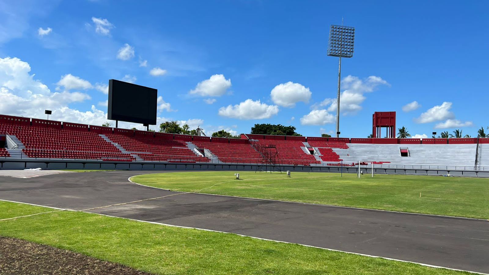 Potret tribune di Stadion Kapten I Wayan Dipta, Gianyar, yang hendak dikebut pengerjaan single seat untuk menyambut penyelenggaraan Piala AFC 2022, April 2022.