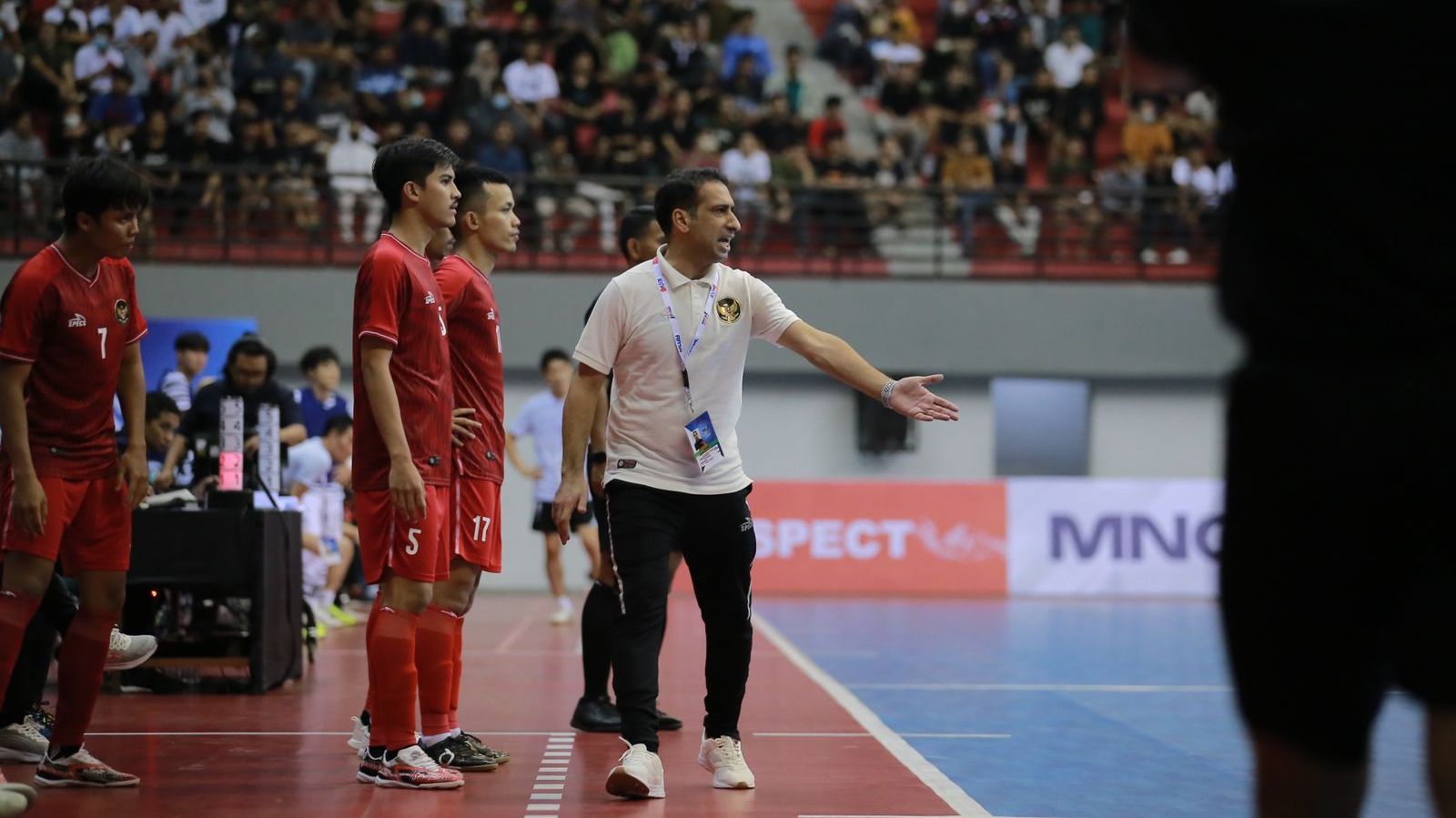 Pelatih timnas futsal Indonesia, Mohammad Hashemzadeh (baju putih), memberikan arahan dari pinggir lapangan saat timnya melawan Korea Selata pada MNC International Futsal Cup 2022 di GOR Amongrogo, Yogyakarta, 6 September 2022.
