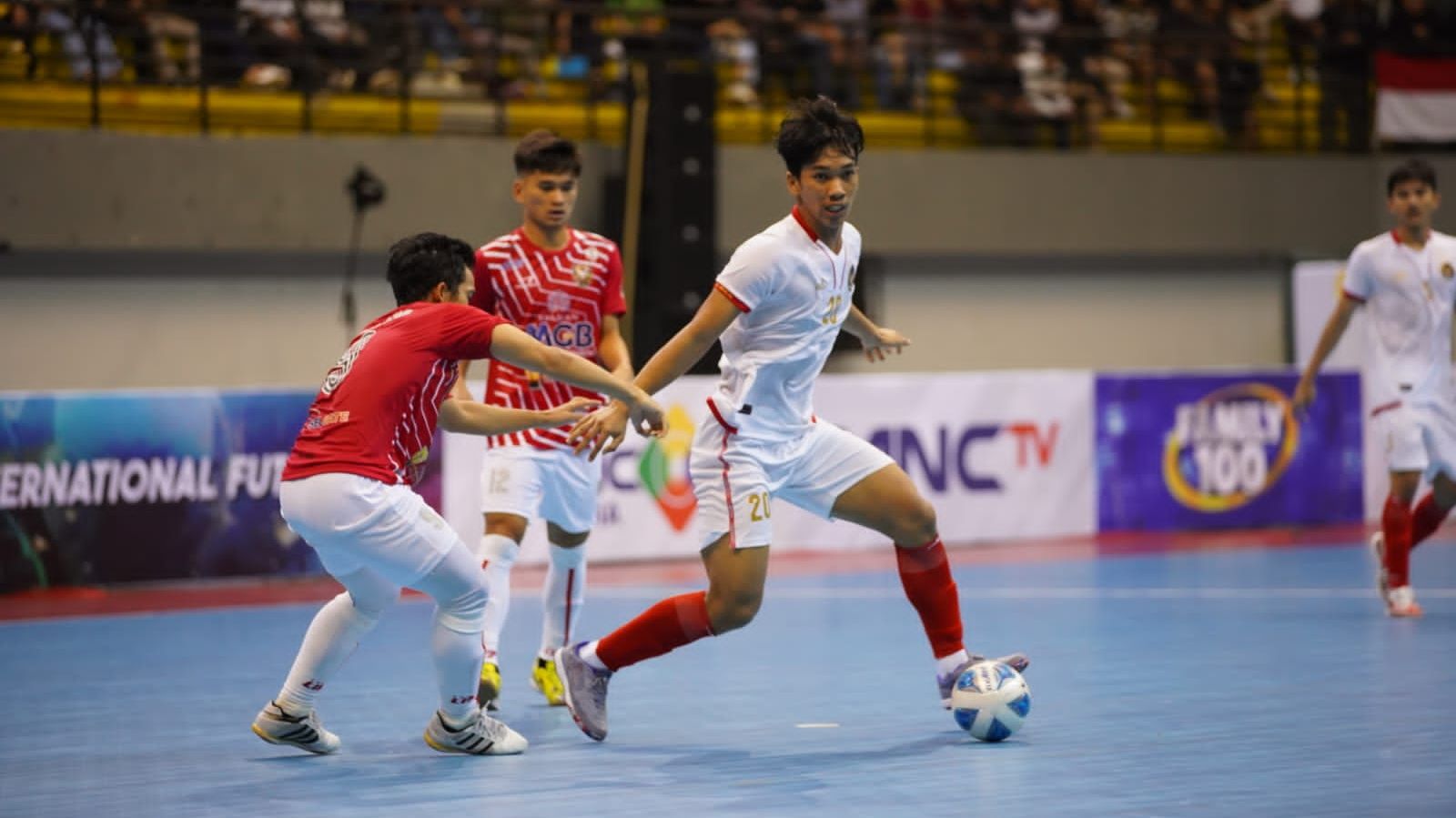 Israr Megantara (putih) saat membela timnas futsal Indonesia pada MNC International Futsal Cup 2022 di GOR Amongrogo, Yogyakarta, September 2022.