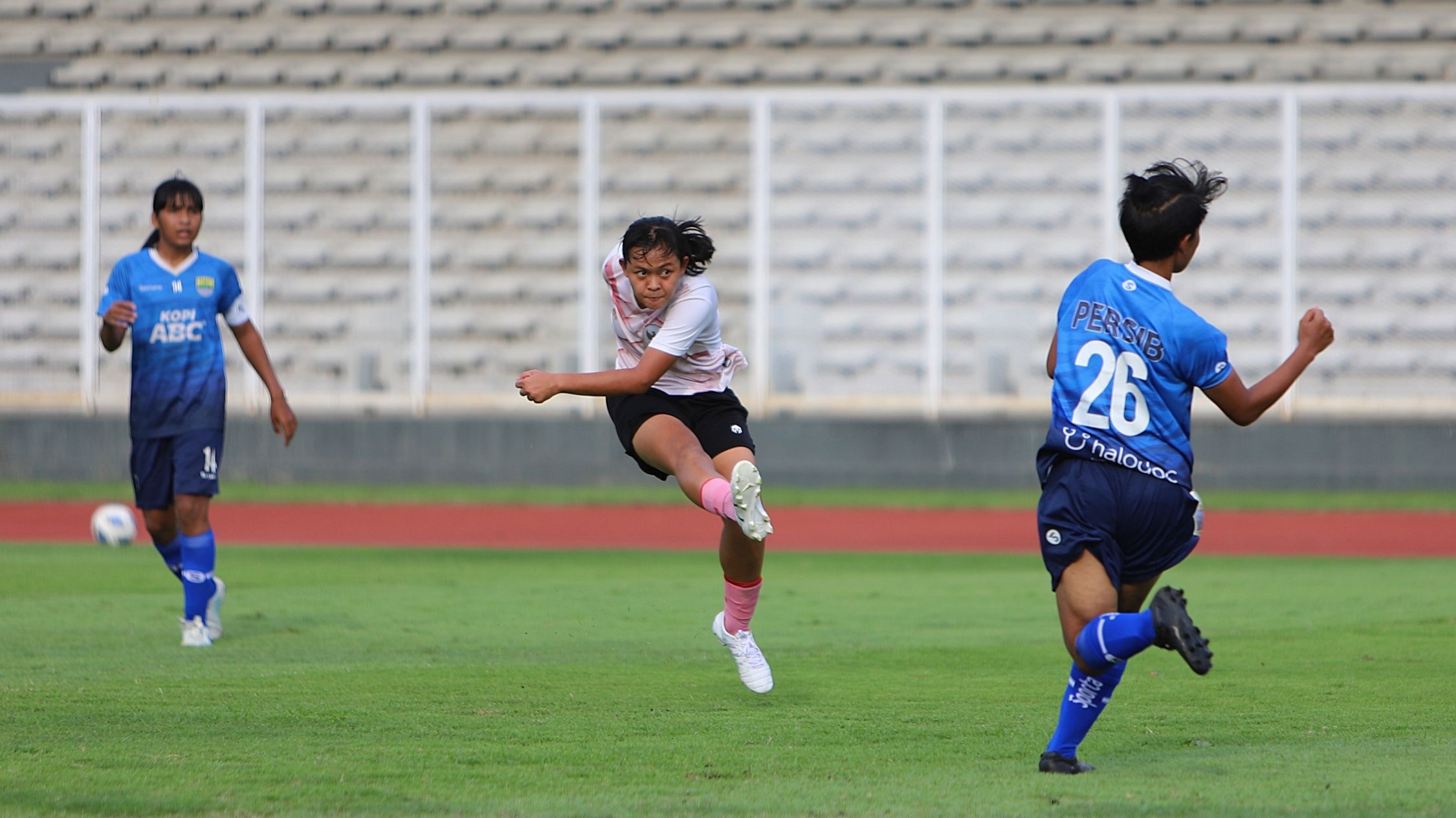 Aksi pemain timnas putri Indonesia, Helsya Maeisyaroh, saat berhadapan  Persib Bandung putri dilaksanakan pada Kamis (13/1/20222) di Stadion Madya, Senayan, Jakarta Pusat.