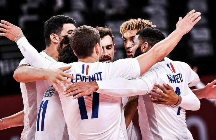 Selebrasi timnas voli putra Prancis usai memenangi sebuah pertandingan di Olimpiade Tokyo 2020. 