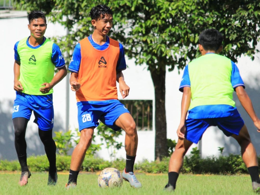 Para pemain NZR Sumbersari melakukan persiapan menyambut Liga 3 putaran nasional di Malang.