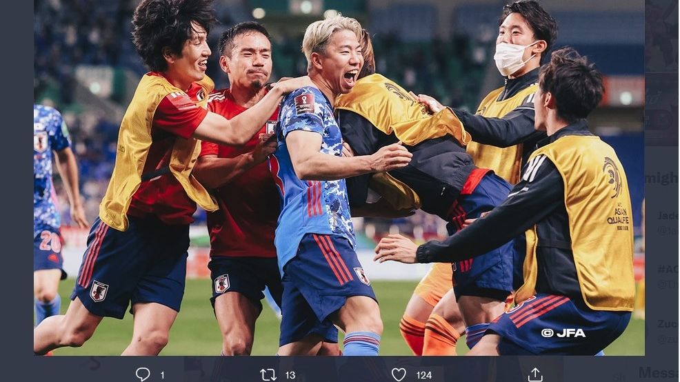 Pemain timnas Jepang merayakan kemenangan yang mereka raih saat menghadapi Australia dalam kualifikasi Piala Dunia 2022, 12 Oktober 2021 lalu.