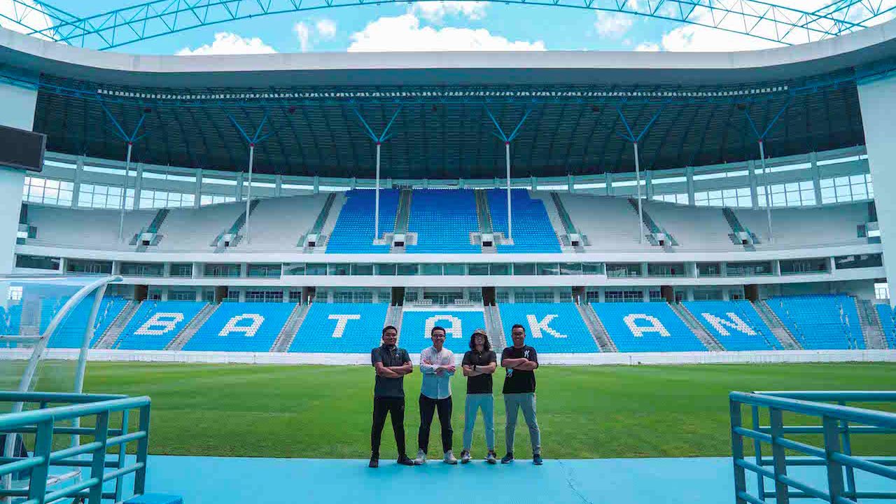 Menejemen Nusantara United FC melakukan kunjungan ke Stadion Batakan, Balikpapan, 2 Desember 2022.