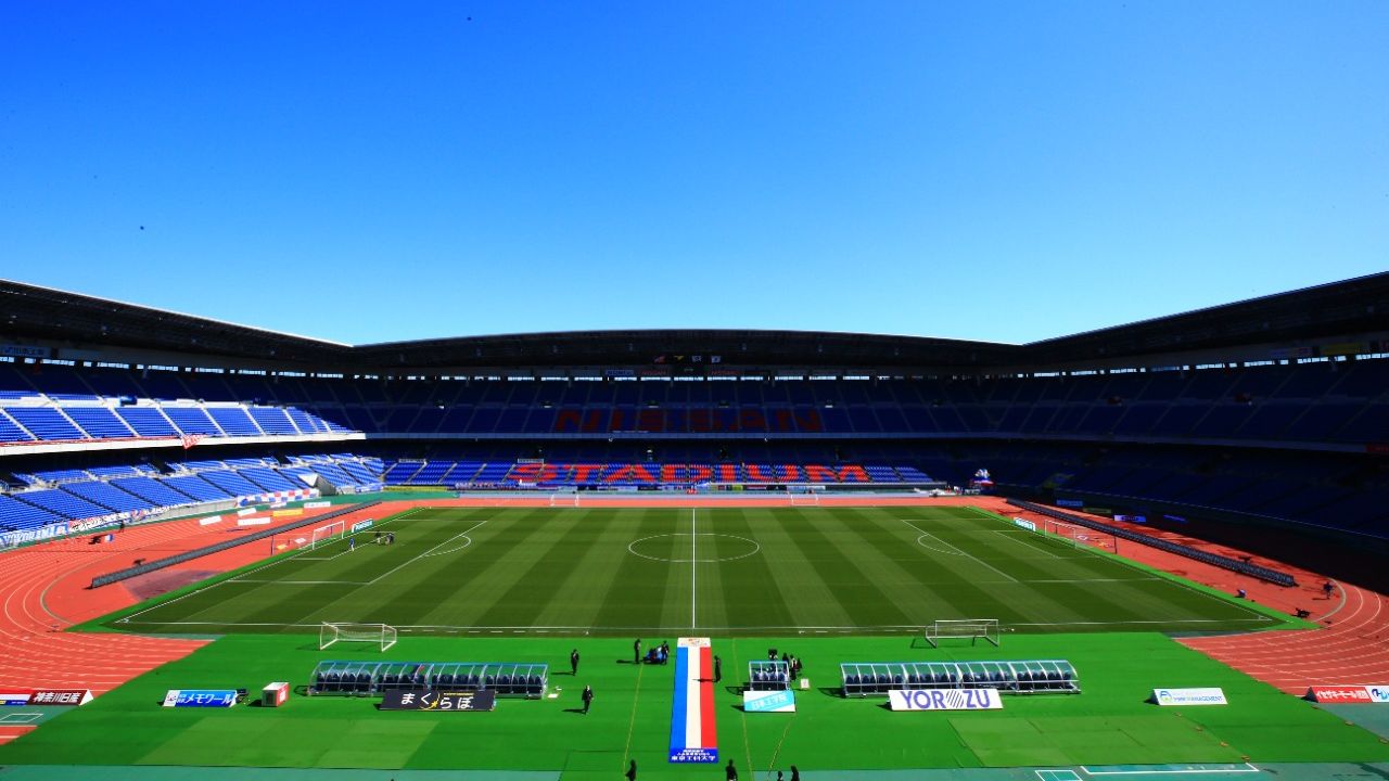 Nissan Stadium atau International Stadium Yokohama, kandang Yokohama F. Marinos di J.League.