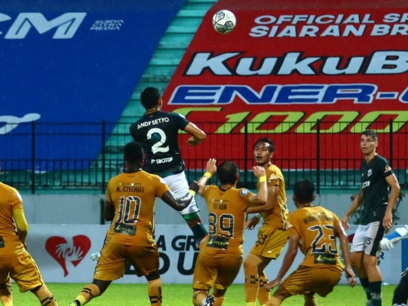 Pemain Persikabo, Andi Setyo berusaha menyundul bola ke gawang Bhayangkara FC, Minggu (31/10/2021).