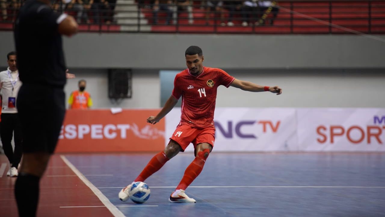 Marvin Alexa menendang bola saat membela timnas futsal Indonesia vs Korea Selatan pada MNC International Futsal Cup 2022 di GOR Amongrogo, Yogyakarta, 6 September 2022.