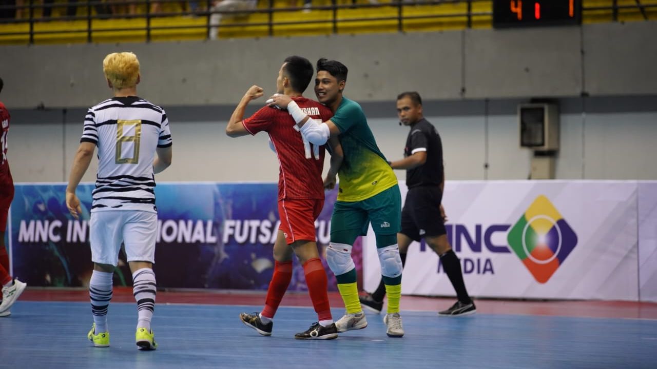 Muhammad Nizar (hijau) turut merayakan gol Subhan Faidasa saat timnas futsal Indonesia melawan Korea Selatan pada MNC International Futsal Cup 2022 di GOR Amongrogo, Yogyakarta, September 2022.