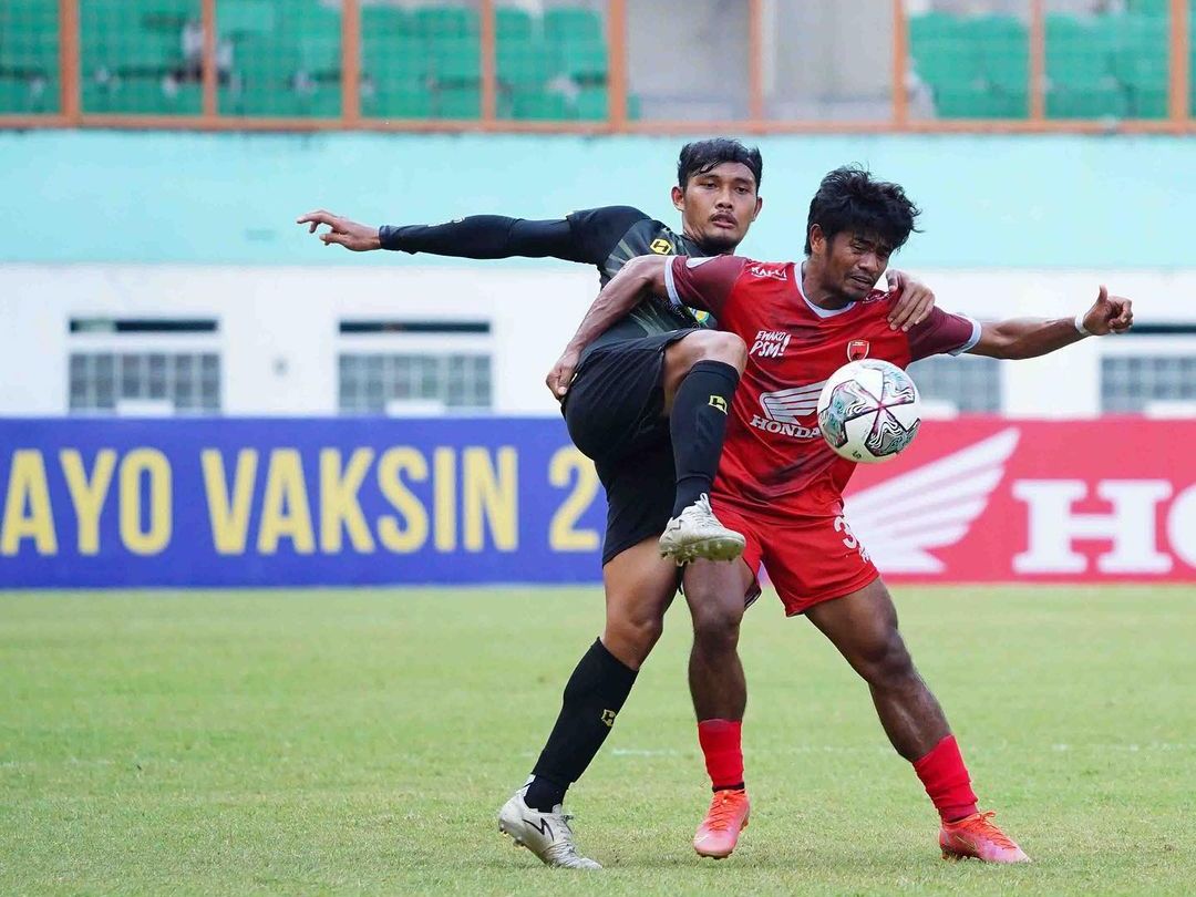 Winger PSM Makassar, Ilham Udin (kanan) berupaya mempertahankan bola dari serobotan pemain Barito Putera.