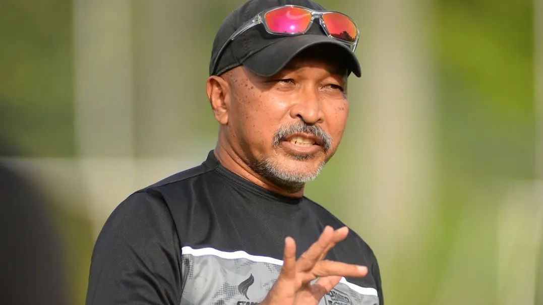 Fakhri Husaini saat melatih Borneo FC pada paruh kedua Liga 1 2021-2022, Januari 2022.