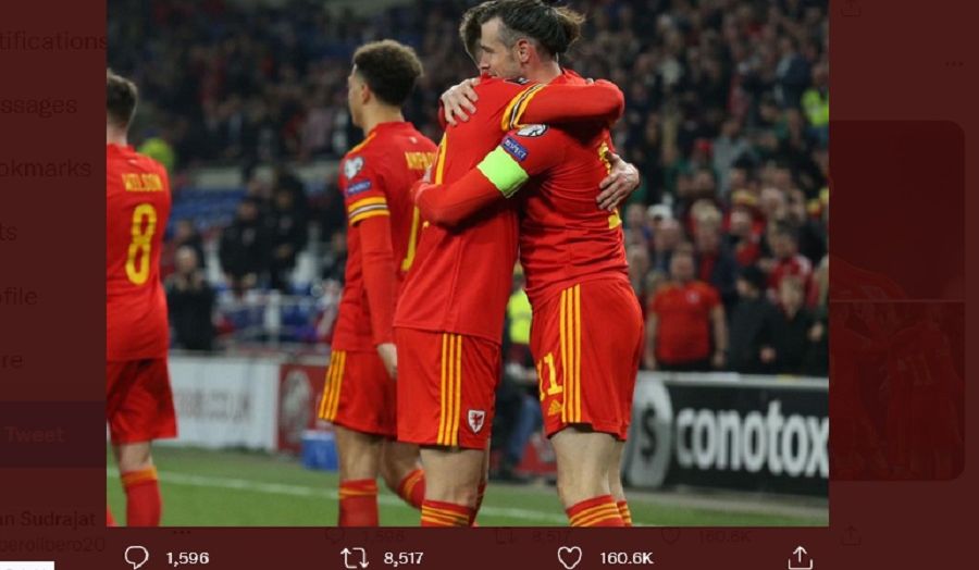 Gareth Bale berpelukan dengan rekan setimnya di timnas Wales dalam laga playoff Piala Dunia.