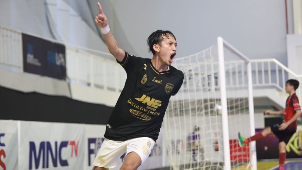 Reza Gunawan merayakan golnya untuk Cosmo JNE pada Pro Futsal League 2021, Februari 2022.