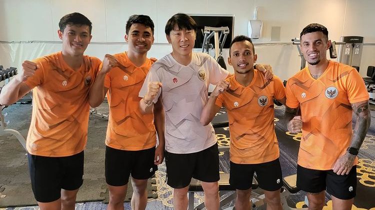 Pelatih timnas Indonesia, Shin tae-yong (baju putih), bersama Alfeandra Dewangga, Asnawi Mangkualam, Irfan Jauhari, dan Stefano Lilipaly, di sela-sela waktu menjalani putaran ketiga Kualifikasi Piala Asia 2023 di Kuwait, Juni 2022.