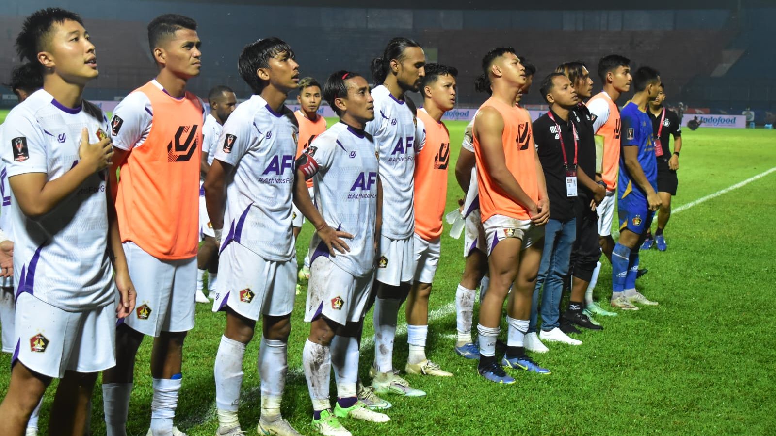 Para pemain Persik Kediri menghadap ke tribune tempat Persikmania berada di Stadion Kanjuruhan, Kabupaten Malang selepas laga Piala Presiden 2022, Juli 2022.