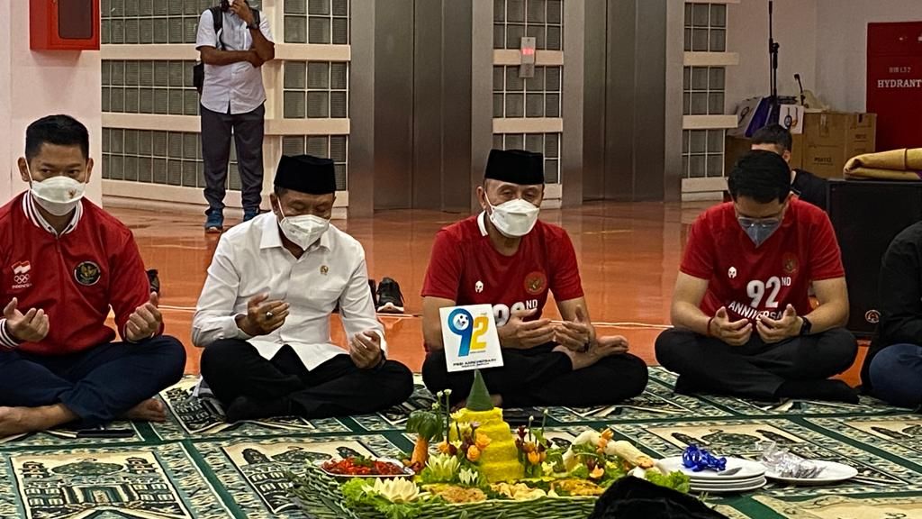 Ketua Umum PSSI, Mochamad Iriawan (dua dari kanan) bersama Ketua NOC, Raja Sapta Oktohari (kiri) dan Menpora Zainudin Amali (dua dari kiri) dalam perayaan ulang tahun PSSI ke-92 di Stadion Utama Gelora Bung Karno, Jakarta Pusat, 19 April 2022.