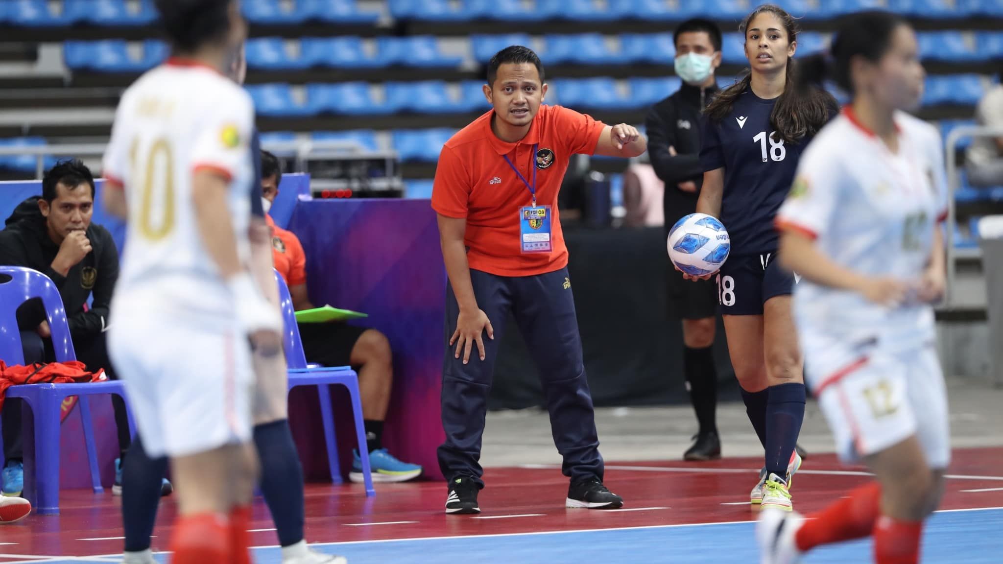 Arif Kurniawan (merah) memberikan instruksi kepada para pemain timnas futsal putri Indonesia dari pinggir lapangan kala bersua South Perth pada NSDF Women's Futsal Championship 2022 di Thailand, 23 April 2022.