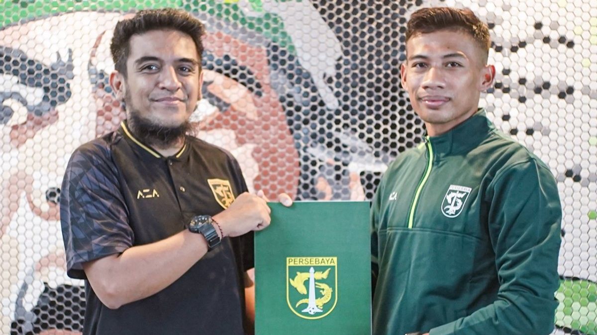 Ahmad Nufiandani (jaket hijau) bersama manajer Persebaya, Yahya Alkatiri setelah menandatangani kontrak untuk Liga 1 2022-2023, 26 Mei 2022.