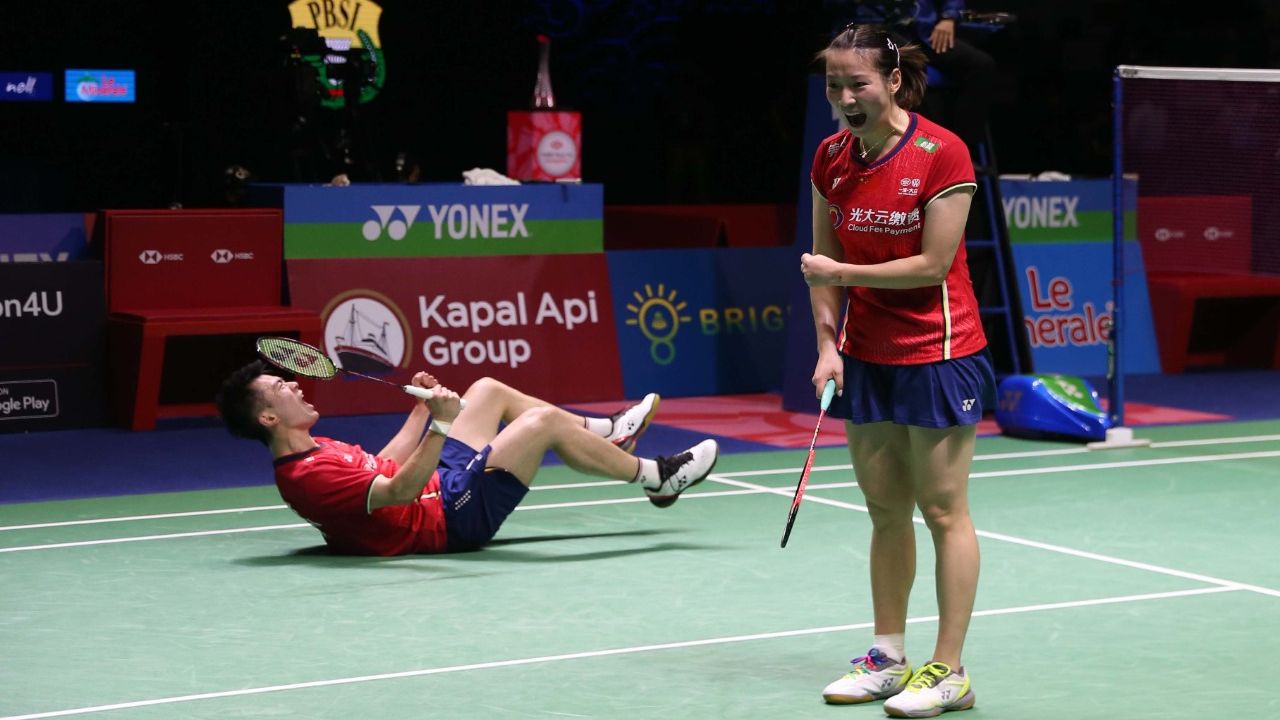 Selebrasi ganda campuran Cina, Zheng Si Wei/Huang Ya Qiong, sesaat setelah memenangi partai final Indonesia Open 2022 yang digelar di Istora Senayan, Jakarta pada Minggu (19/6/2022).